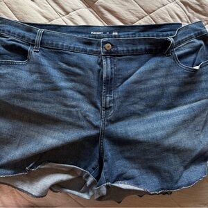 Gently loved size 22 Old navy jean shorts with raw hemmed edge.